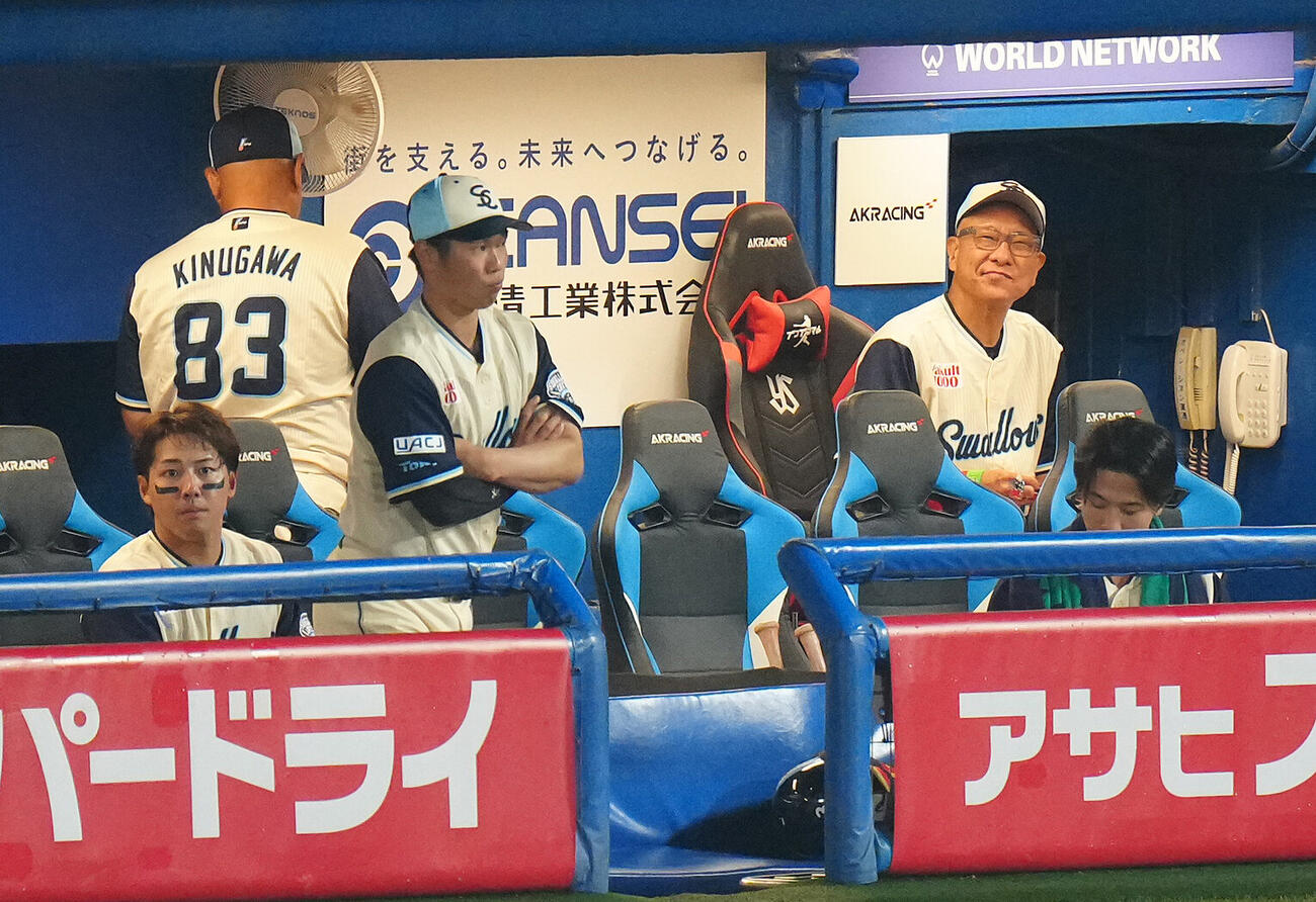 ヤクルト対阪神　阪神に敗れ浮かない表情のヤクルト池山隆寛監督（右上）（撮影・鈴木みどり）