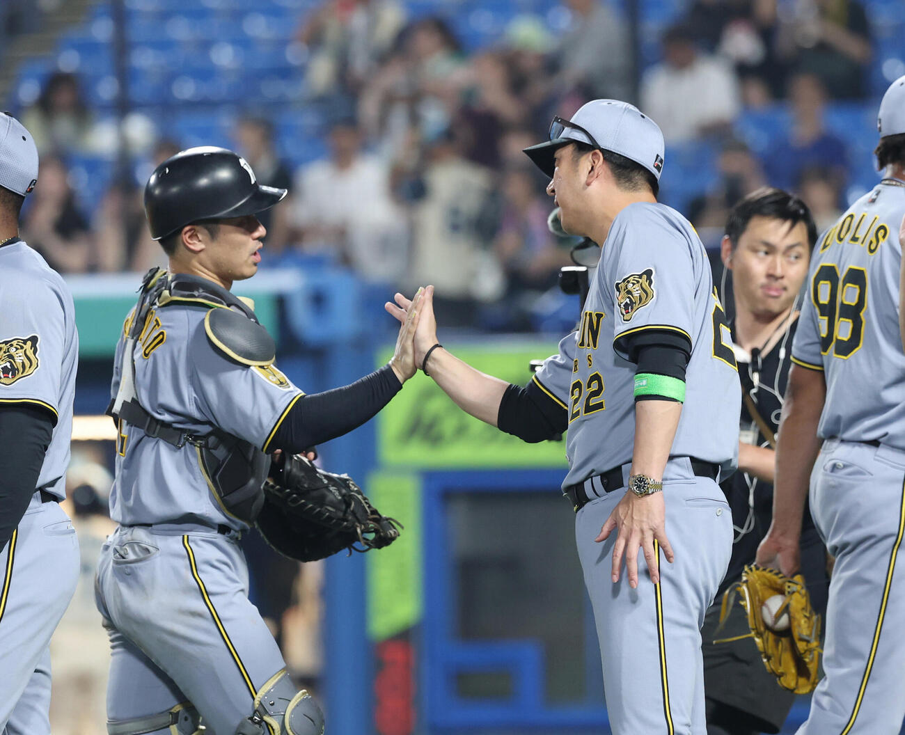 ヤクルト対阪神　勝利しタッチを交わす坂本誠志郎（左）と藤川球児監督（撮影・増田悦実）