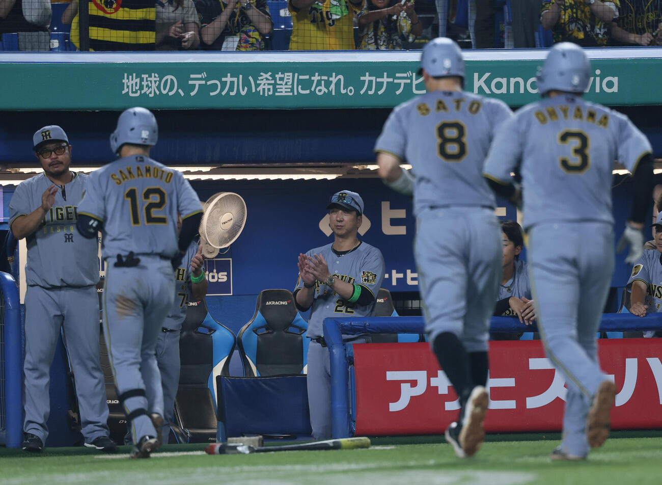 ヤクルト対阪神　6回表阪神1死一、三塁、3点本塁打を放った坂本誠志郎を出迎える藤川球児監督（撮影・水谷安孝）
