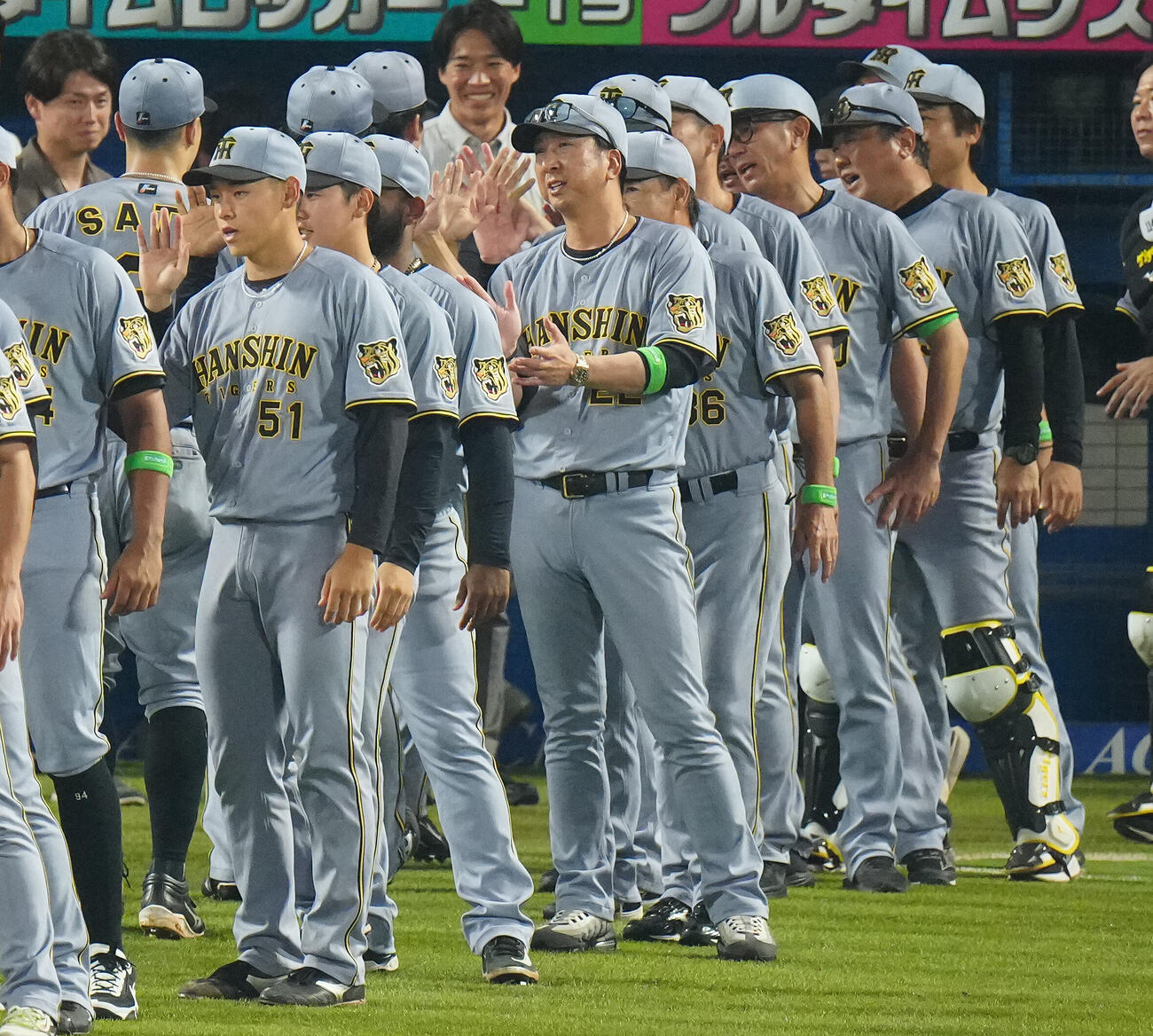 ヤクルト対阪神　ヤクルトに勝利し、ナインを迎える阪神藤川球児監督（中央）（撮影・鈴木みどり）