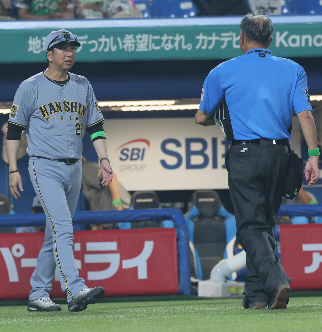 ヤクルト対阪神　選手交代を告げる阪神藤川球児監督（撮影・水谷安孝）