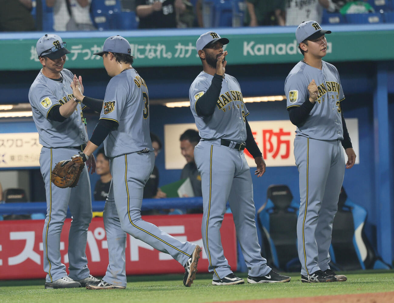 ヤクルト対阪神　ヤクルトに連勝し大山悠輔らナインを迎える藤川球児監督（撮影・水谷安孝）