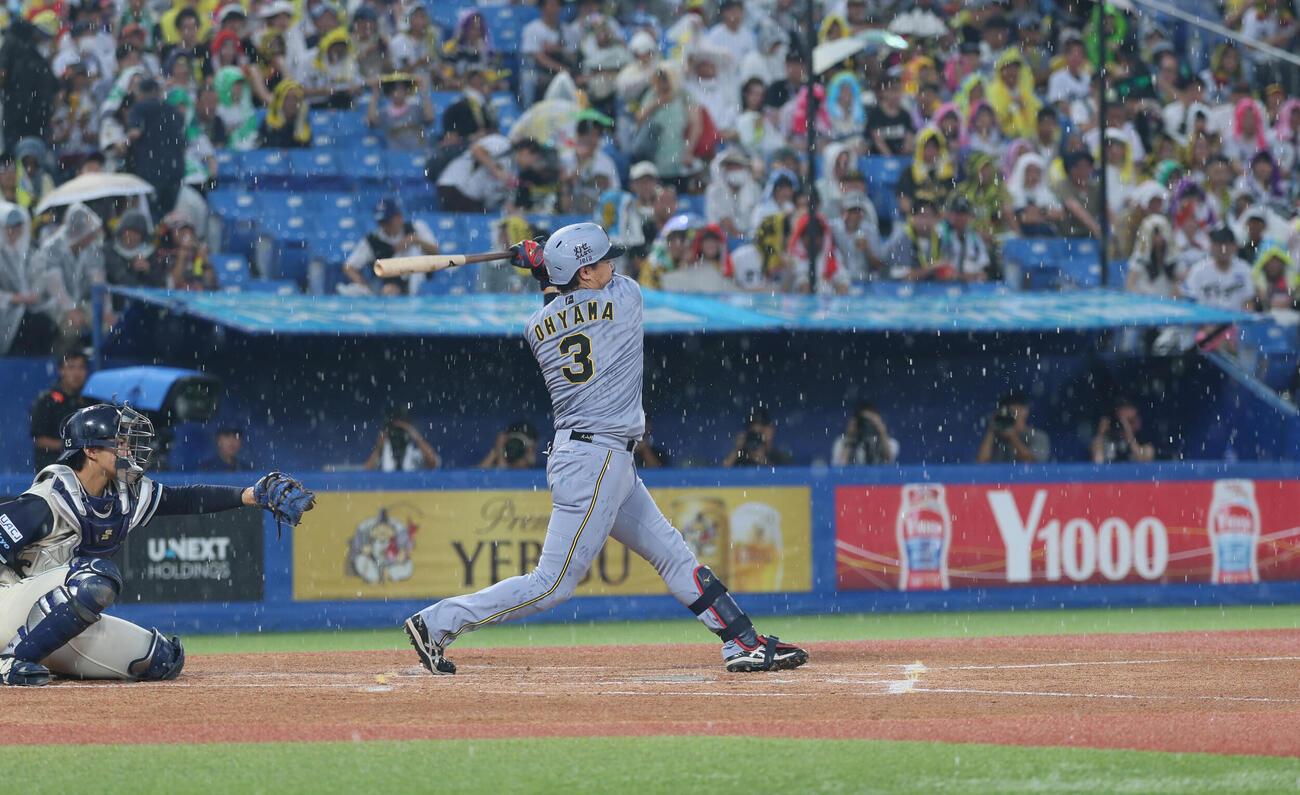 ヤクルト対阪神　1回表阪神2死一、二塁、雨が降り出す中空振りする大山悠輔（撮影・水谷安孝）