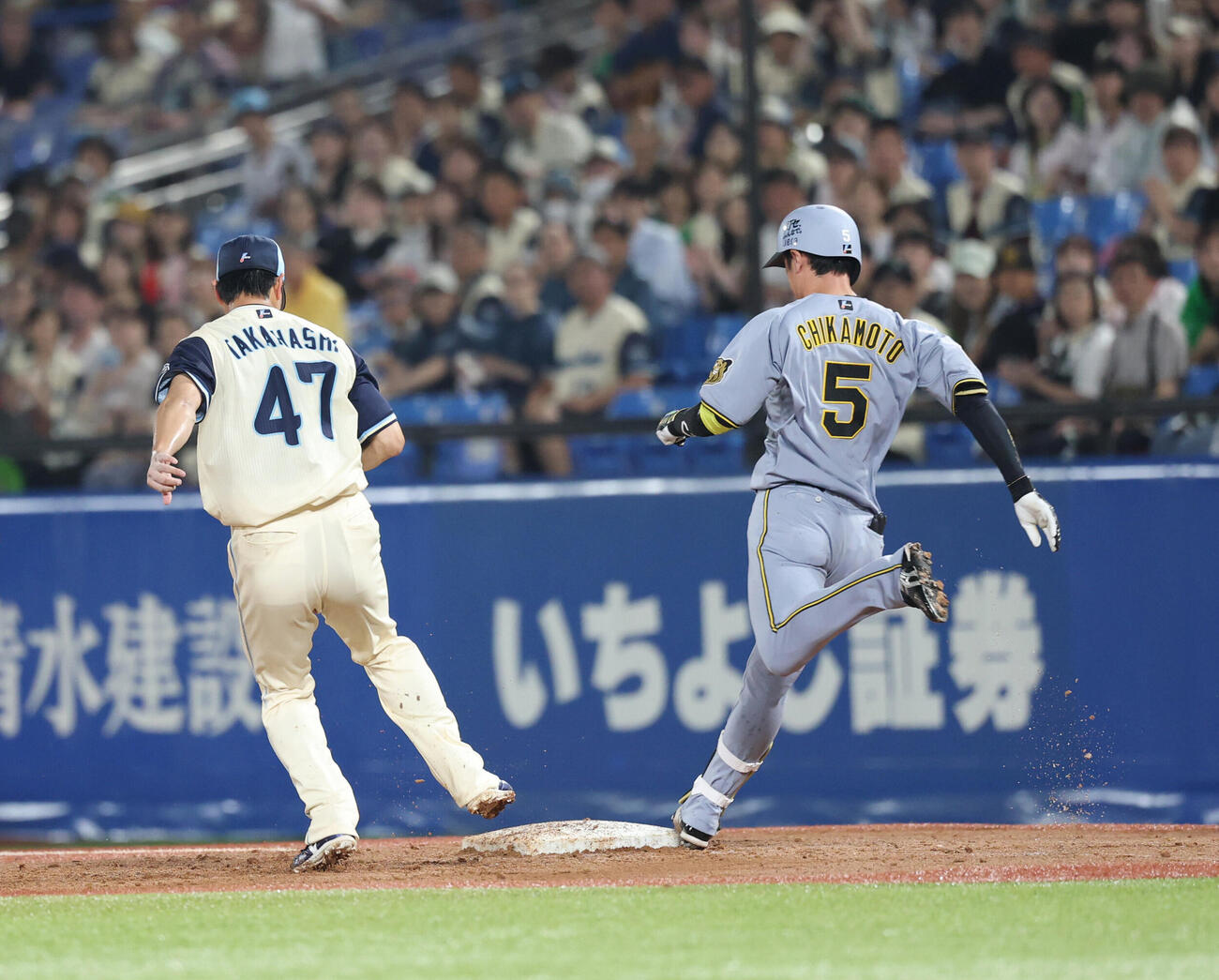 ヤクルト対阪神　3回表阪神無死、内野安打を放つ近本光司（撮影・増田悦実）