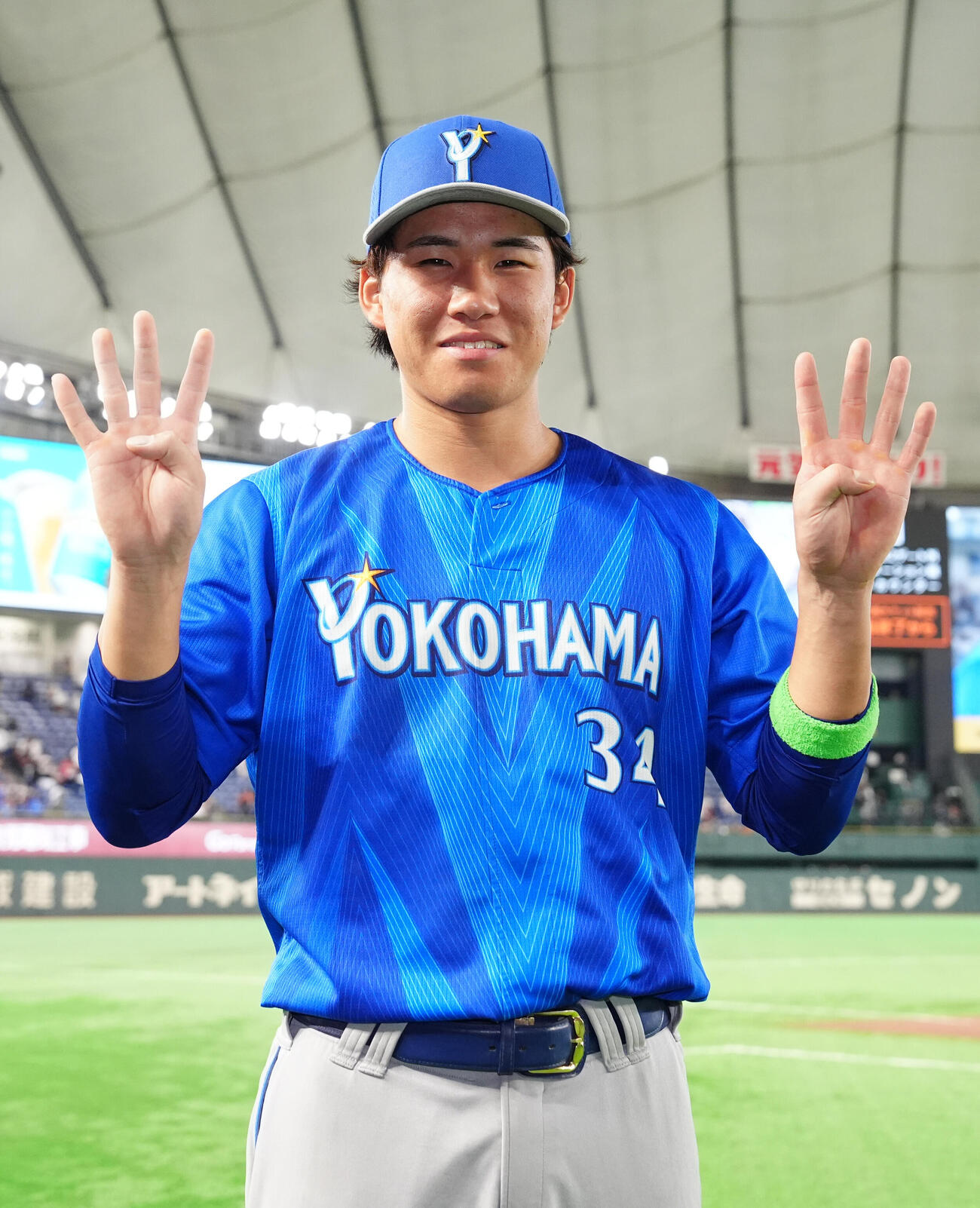 巨人対DeNA　試合後、写真に納まるDeNA宮下朝陽（撮影・江口和貴）