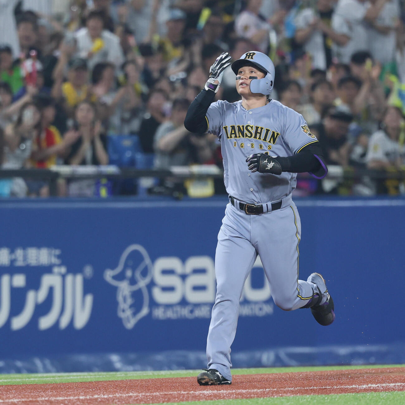 ヤクルト対阪神　3回表阪神1死一塁、2点本塁打を放ち生還する森下翔太（撮影・水谷安孝）