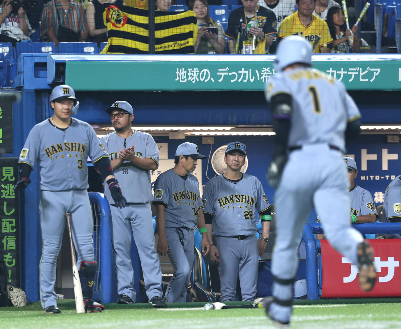 ヤクルト対阪神　3回表阪神1死一塁、2点本塁打を放った森下翔太を出迎える藤川球児監督（撮影・水谷安孝）