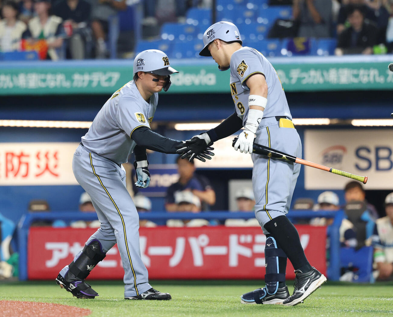 ヤクルト対阪神　3回表阪神1死一塁、2点本塁打を放ち佐藤輝明（右）とタッチを交わす森下翔太（撮影・増田悦実）