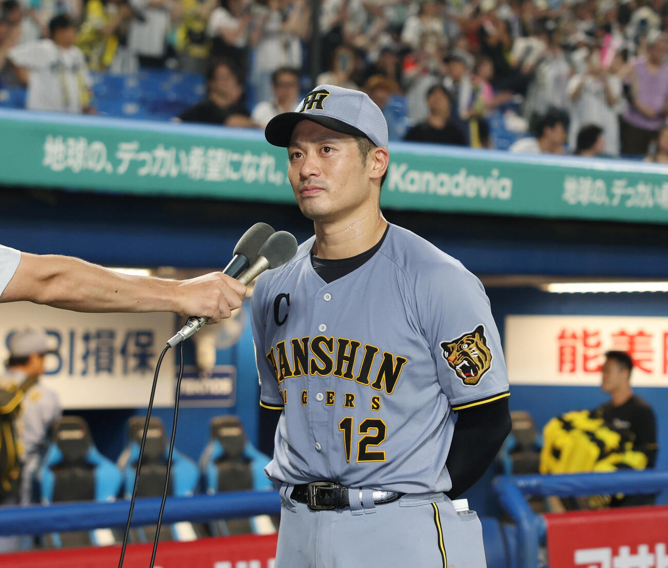 ヤクルト対阪神　勝利しヒーローインタビューに応える阪神坂本誠志郎（撮影・増田悦実）