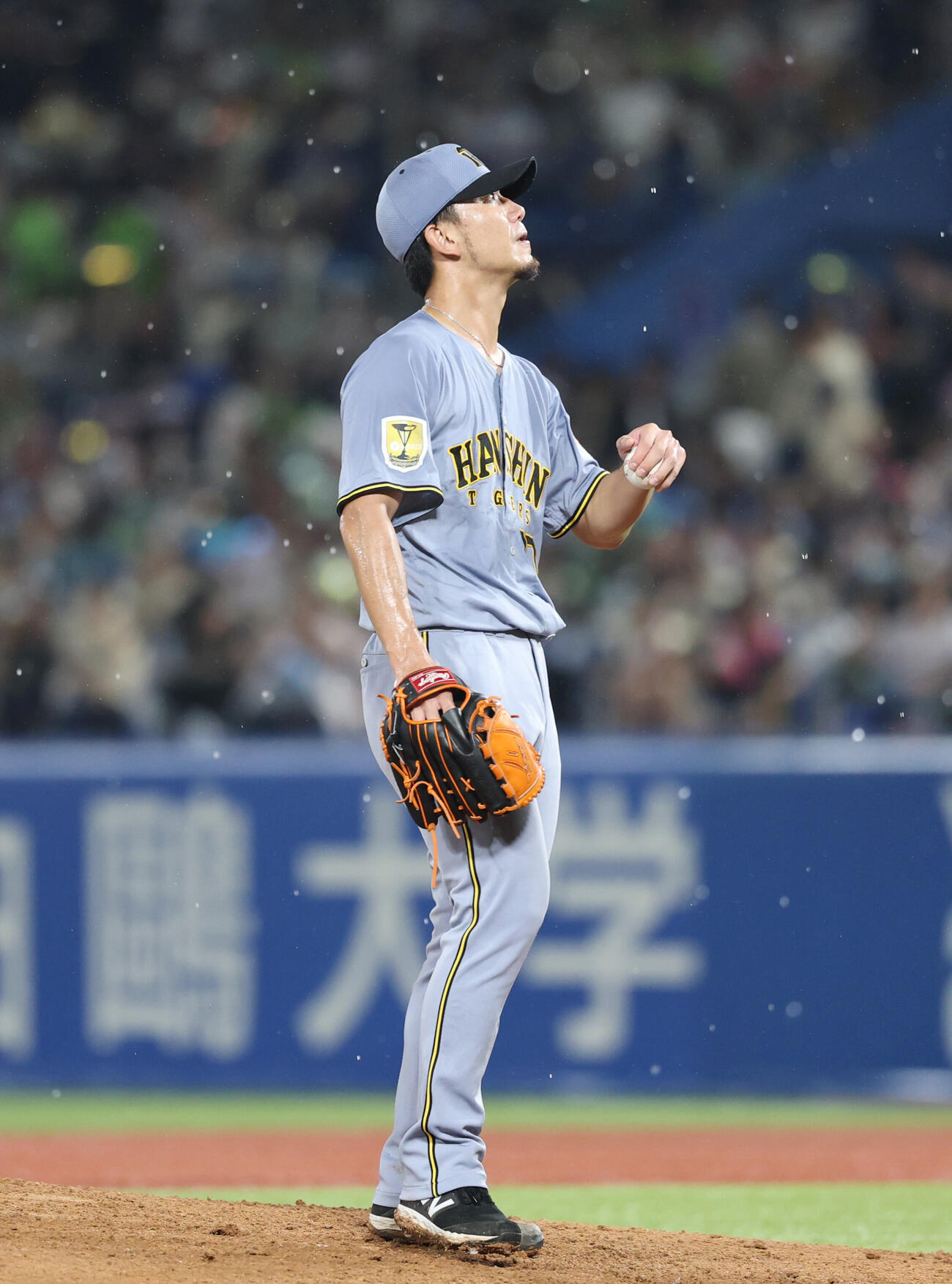ヤクルト対阪神　2回裏ヤクルト2死二、三塁、長岡秀樹の適時打で逆転された伊藤将司（撮影・増田悦実）