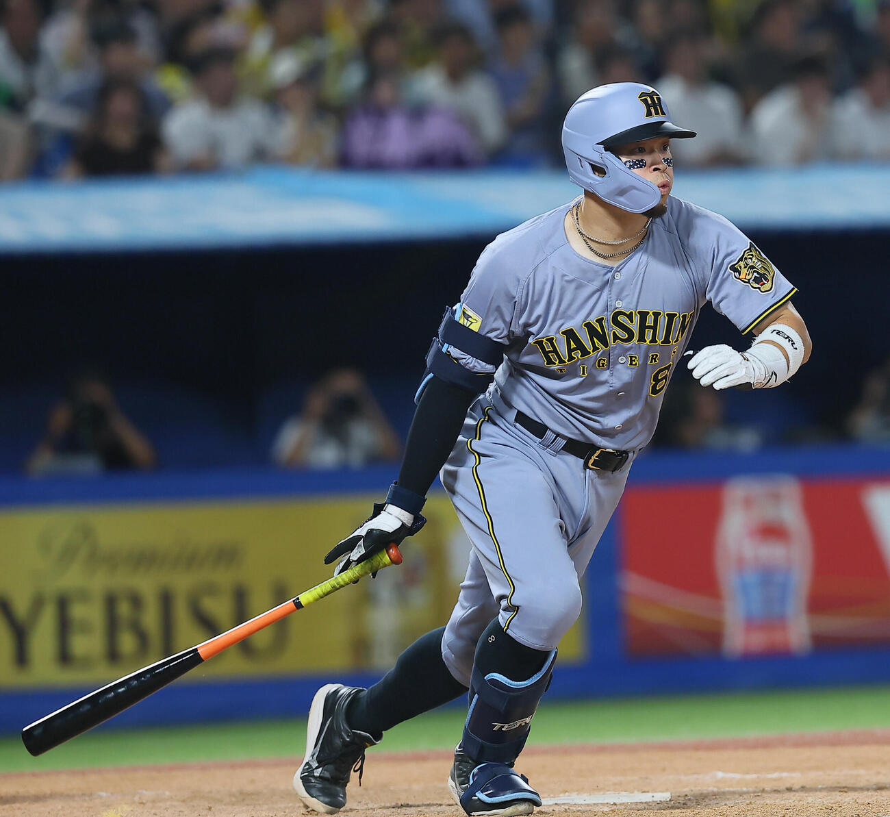 26年7月31日　ヤクルト対阪神　7回表阪神1死一、二塁、適時二塁打を放つ佐藤輝明（撮影・水谷安孝）