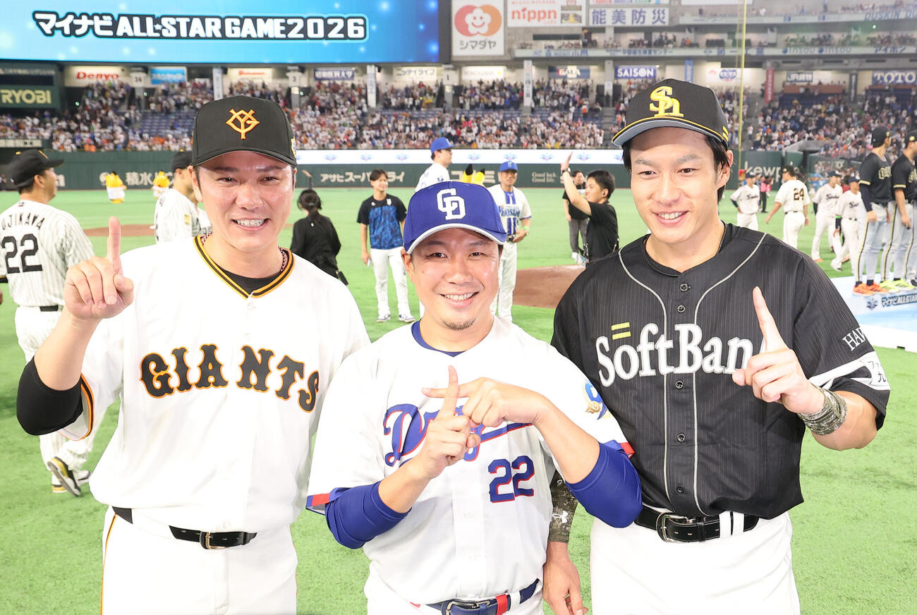 試合後写真に納まる、左から巨人坂本勇人、中日大野雄大、ソフトバンク柳田悠岐（2026年7月28日撮影）