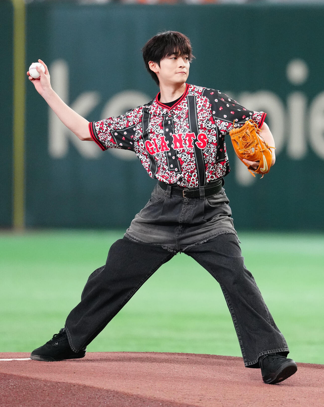巨人対DeNA　試合前、ファーストピッチを行う高橋文哉（撮影・江口和貴）