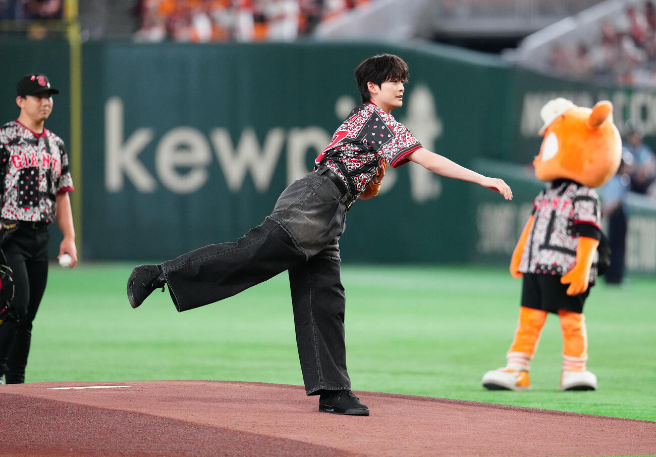 巨人対DeNA　試合前、ファーストピッチを行う高橋文哉（撮影・江口和貴）
