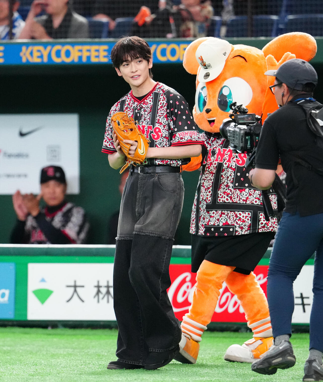 巨人対DeNA　試合前、ファーストピッチに臨む高橋文哉（撮影・江口和貴）