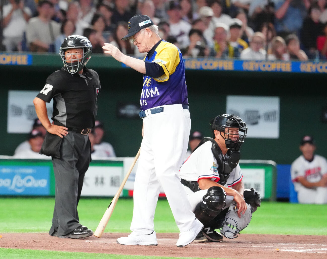 7月27日、ザ・プレミアム・モルツ球団対ドリーム・ヒーローズ　5回裏、申告敬遠を求めるザ・プレミアム・モルツ球団の張本勲氏