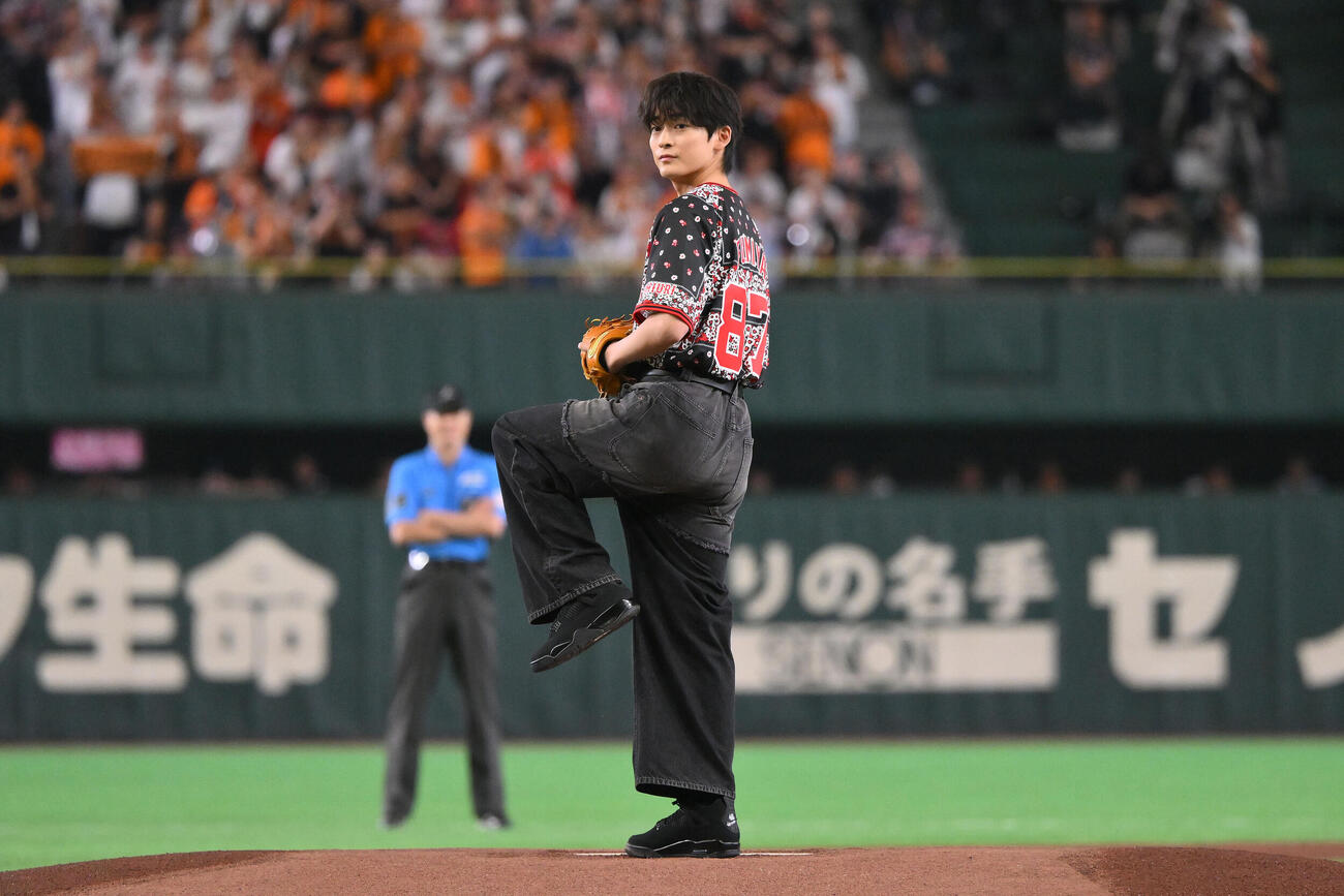 巨人対DeNA　セレモニアルピッチをする高橋文哉（撮影・滝沢徹郎）