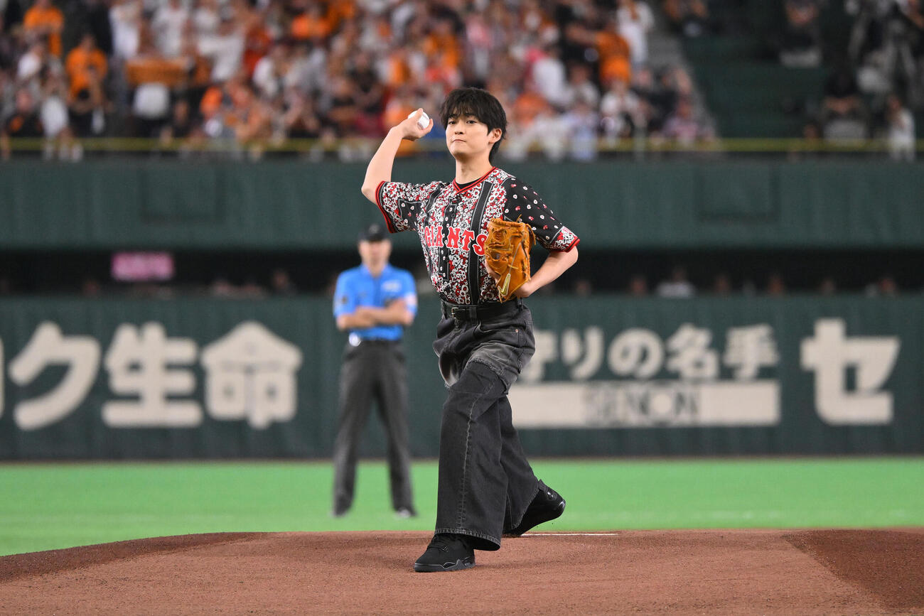 巨人対DeNA　セレモニアルピッチをする高橋文哉（撮影・滝沢徹郎）