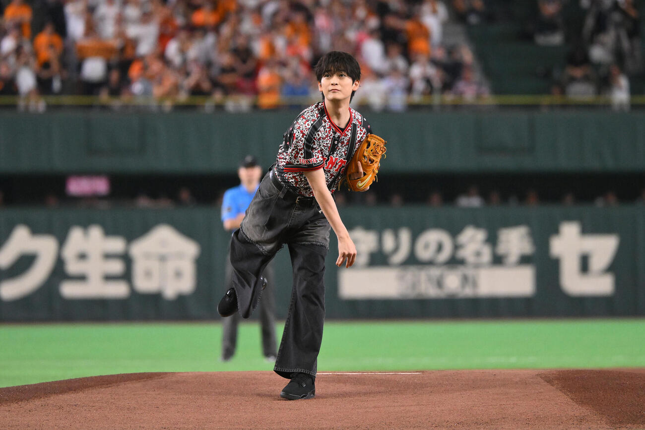 巨人対DeNA　セレモニアルピッチをする高橋文哉（撮影・滝沢徹郎）