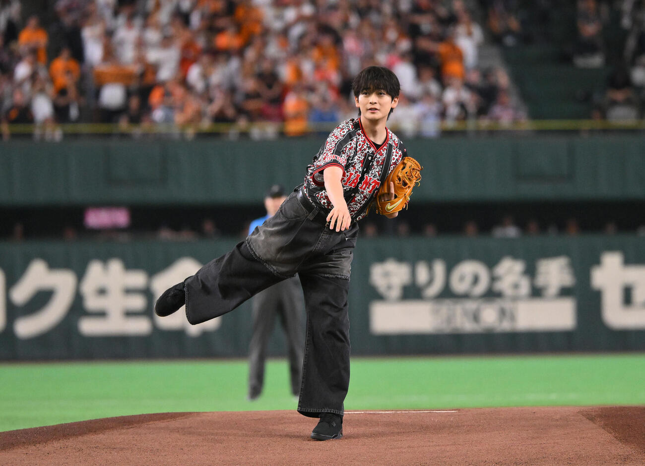 巨人対DeNA　セレモニアルピッチをする高橋文哉（撮影・滝沢徹郎）