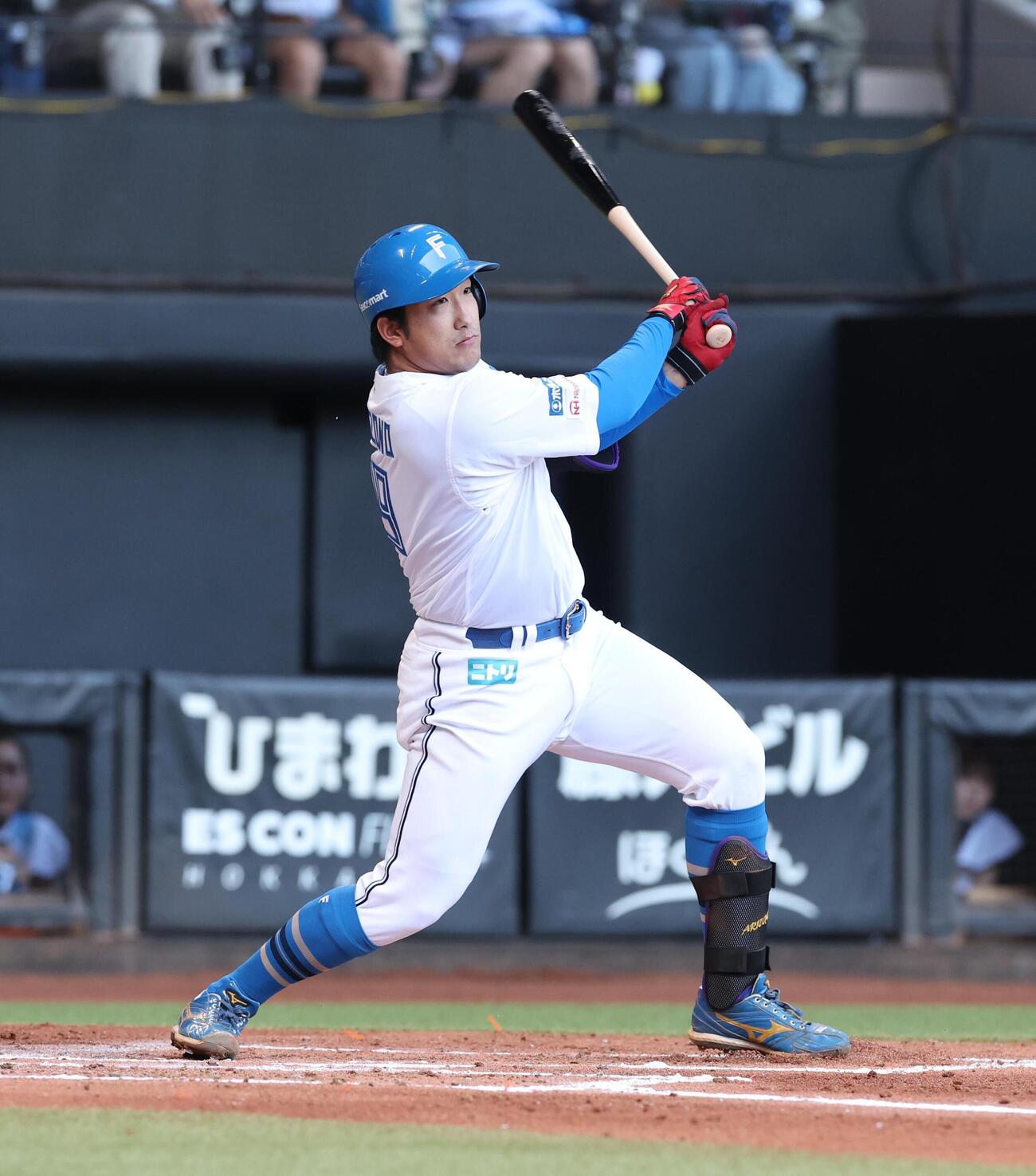 日本ハム対ロッテ　2回裏日本ハム2死一塁、適時二塁打を放つ有薗直輝（撮影・黒川智章）