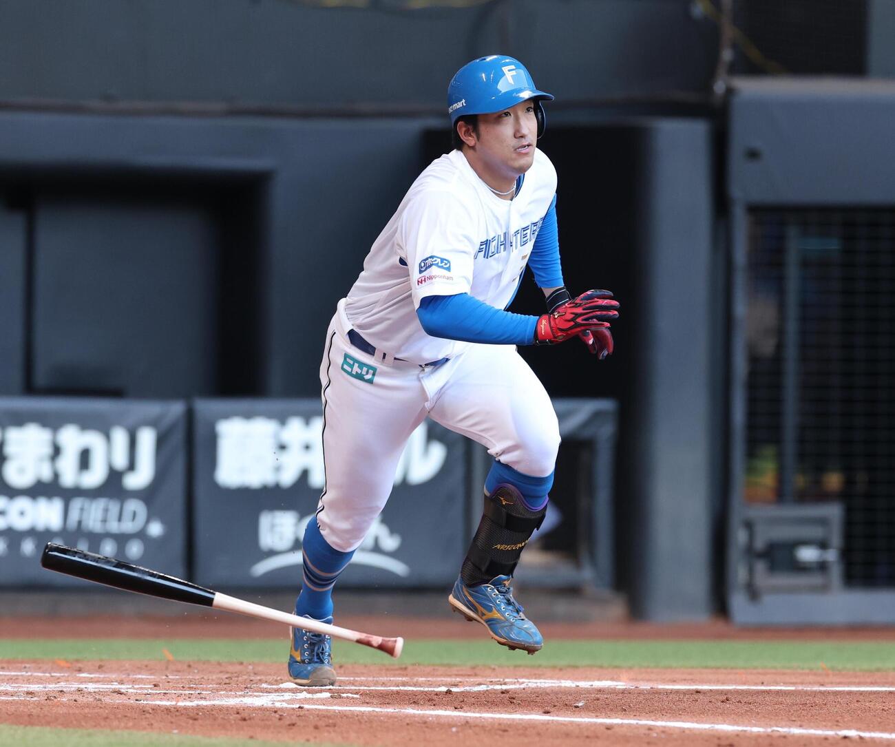 日本ハム対ロッテ　2回裏日本ハム2死一塁、適時二塁打を放つ有薗直輝（撮影・黒川智章）