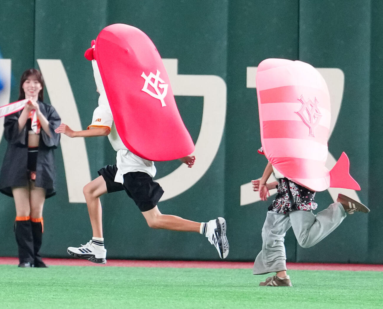 巨人対DeNA 4回表終了後の「すしレース」はマグロ（左）が制する（撮影・江口和貴）
