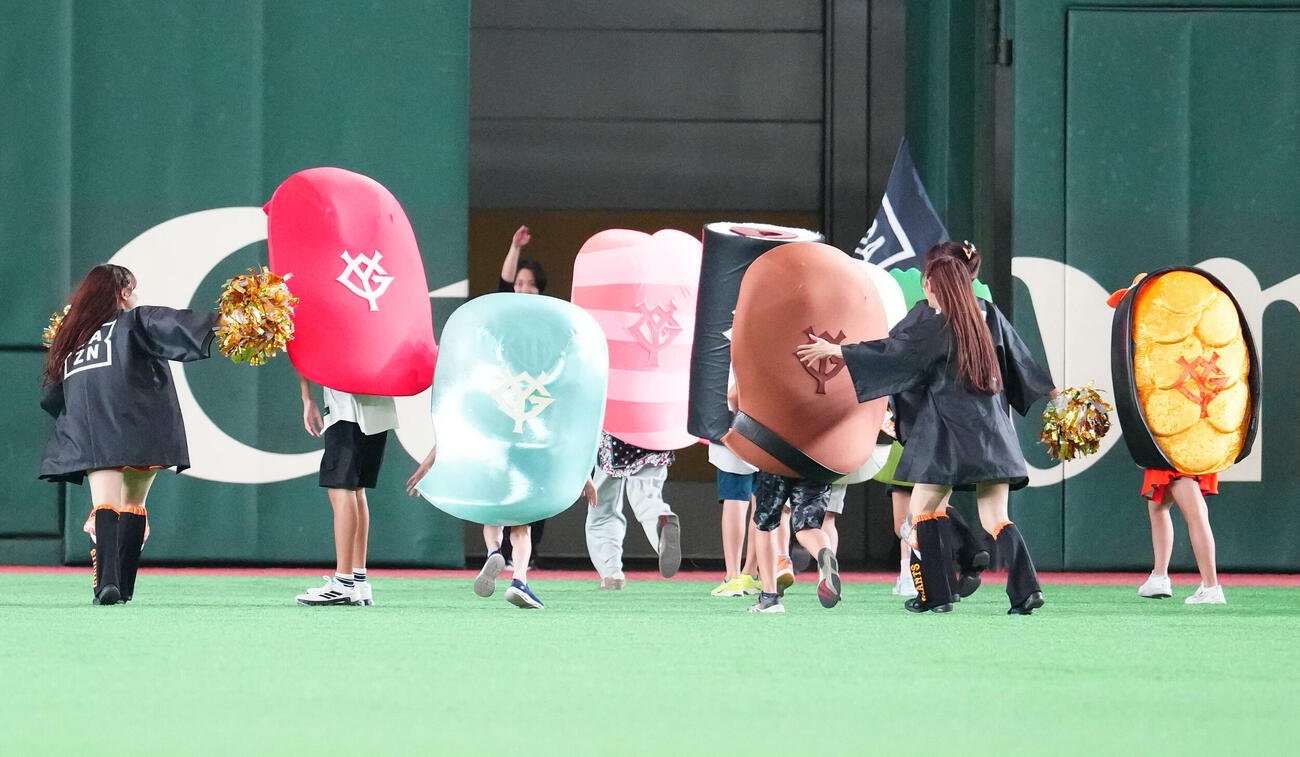 巨人対DeNA 4回表終了後の「すしレース」はマグロが制する（撮影・江口和貴）