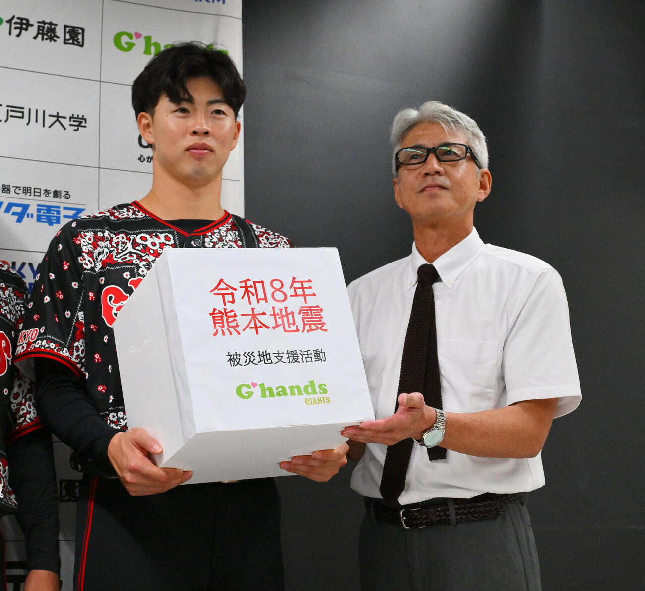 巨人対DeNA　令和8年熊本地震復興支援の募金活動を行った巨人OBの緒方耕一氏（右）と森田駿哉（撮影・滝沢徹郎）