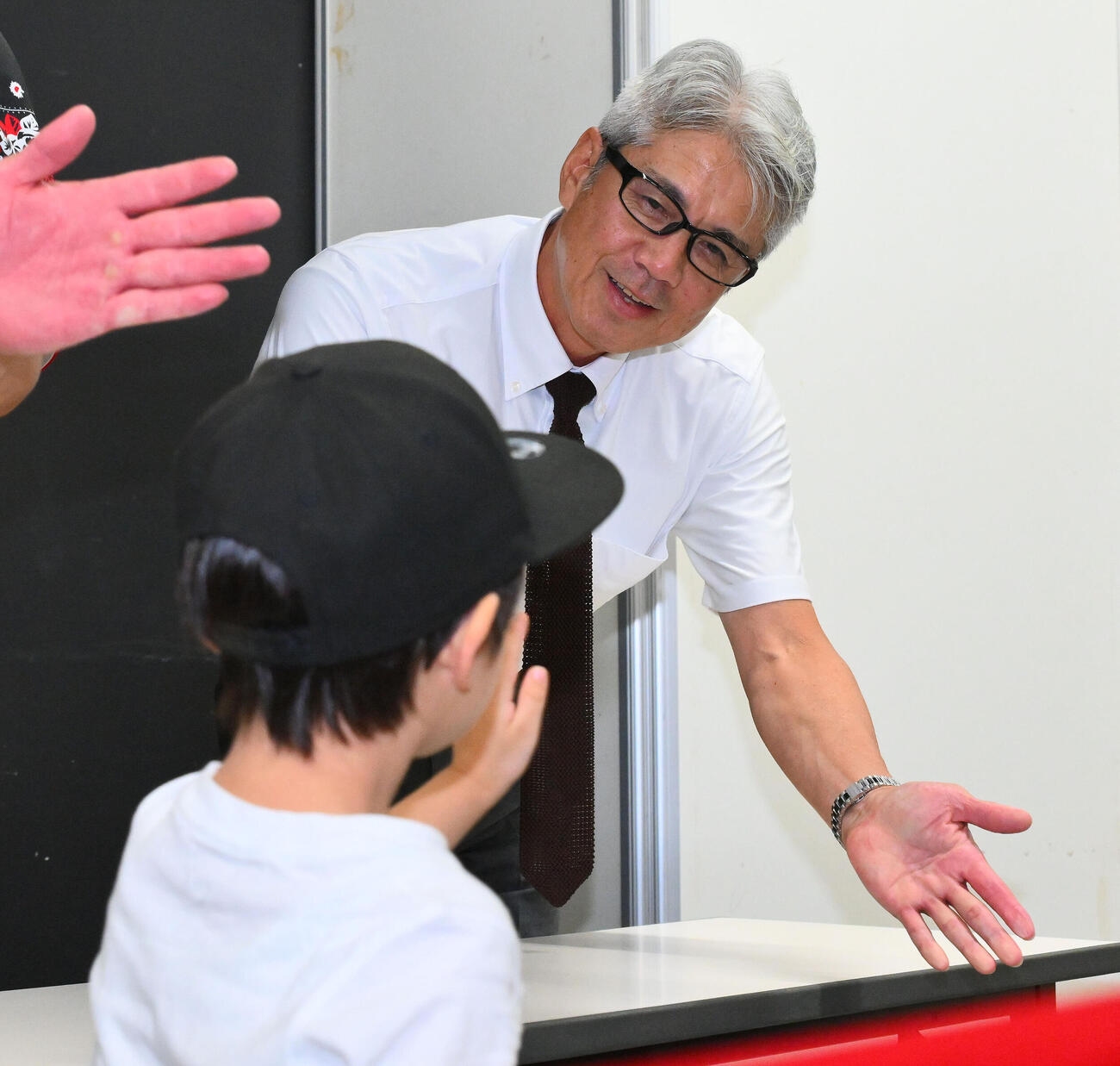 巨人対DeNA　令和8年熊本地震復興支援の募金活動を行った巨人OBの緒方耕一氏（撮影・滝沢徹郎）