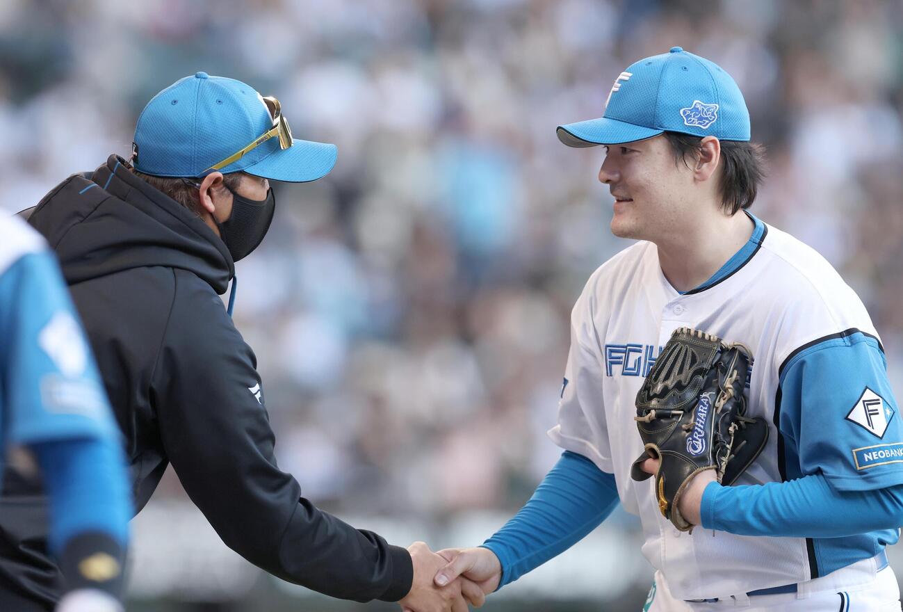 日本ハム対ロッテ　試合後、新庄剛志監督（左）と握手する有原航平（撮影・黒川智章）