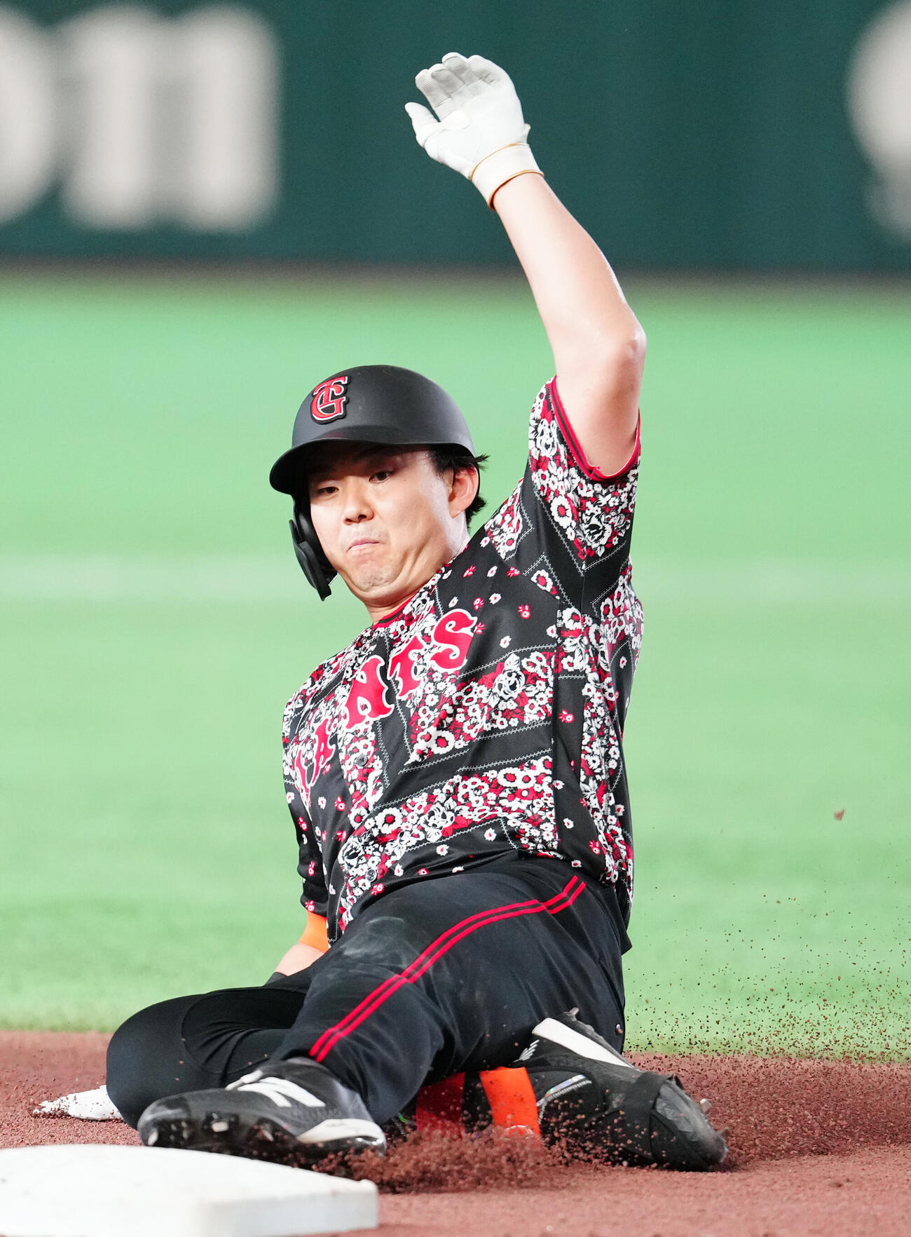 巨人対DeNA 5回裏巨人無死、三塁打で滑り込む小笠原慎之介（撮影・江口和貴）