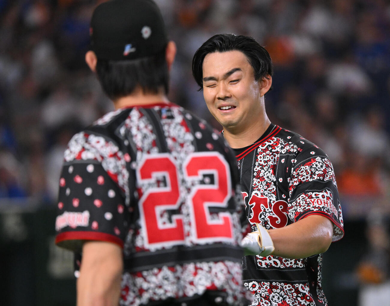 巨人対DeNA 5回裏が終わり三塁打を放った巨人小笠原慎之介は疲れた表情を見せる（撮影・滝沢徹郎）