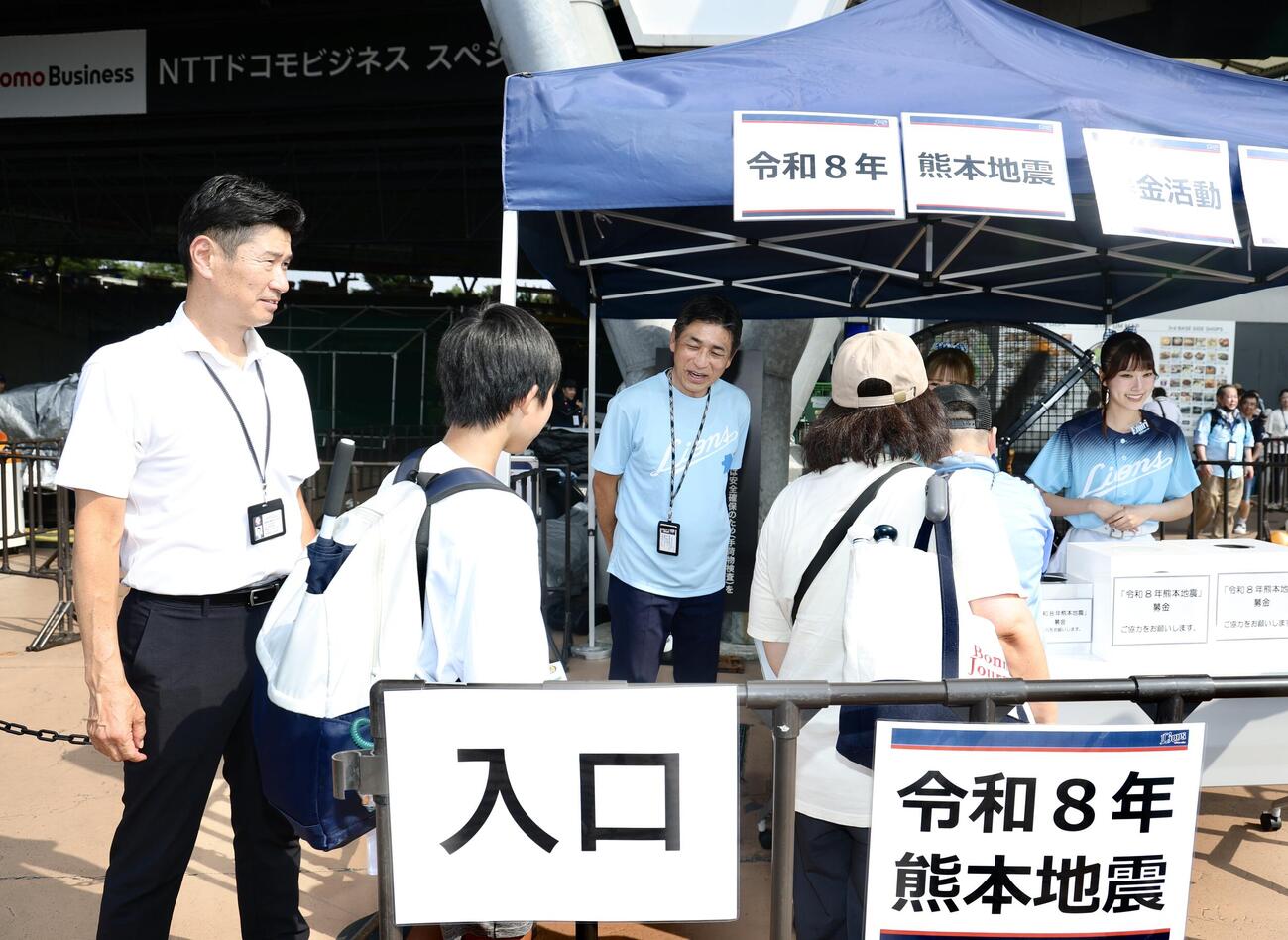 熊本地震被災支援の募金活動に臨む奥村剛球団社長（中央）（撮影・河田真司）