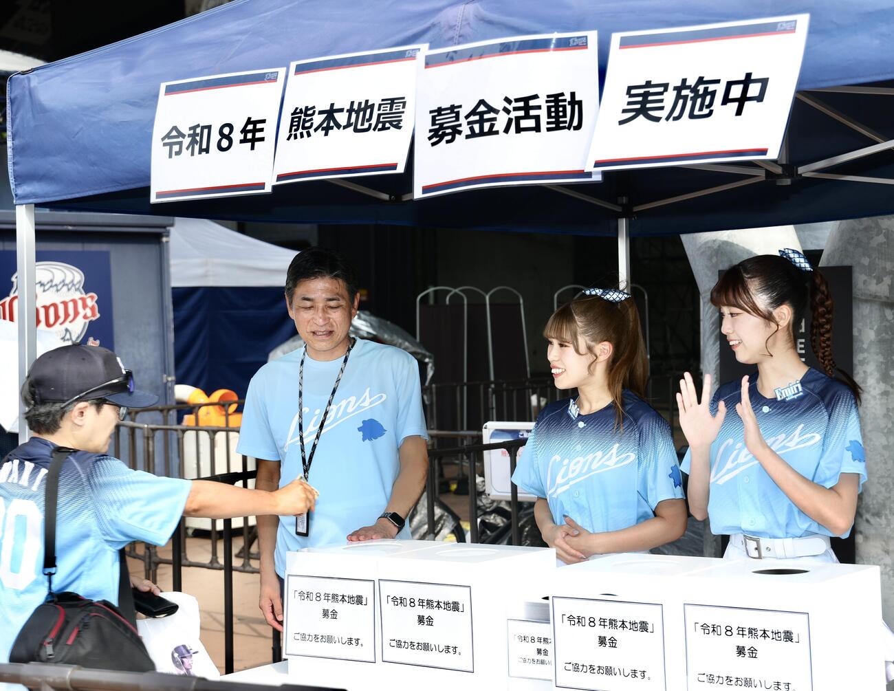 熊本地震被災支援の募金活動に臨む奥村剛球団社長（撮影・河田真司）