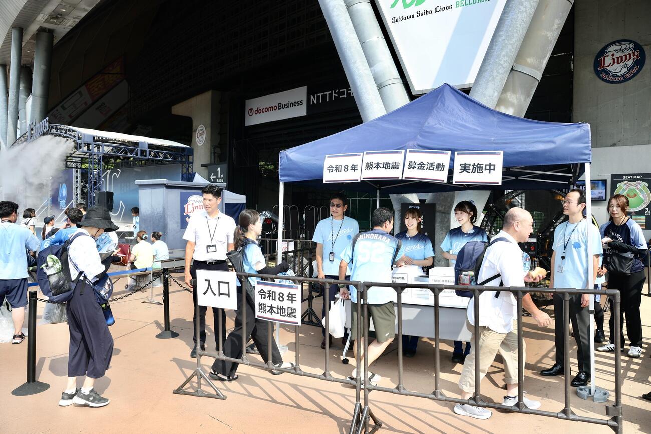 熊本地震被災支援の募金活動に臨む奥村剛球団社長（中央）（撮影・河田真司）