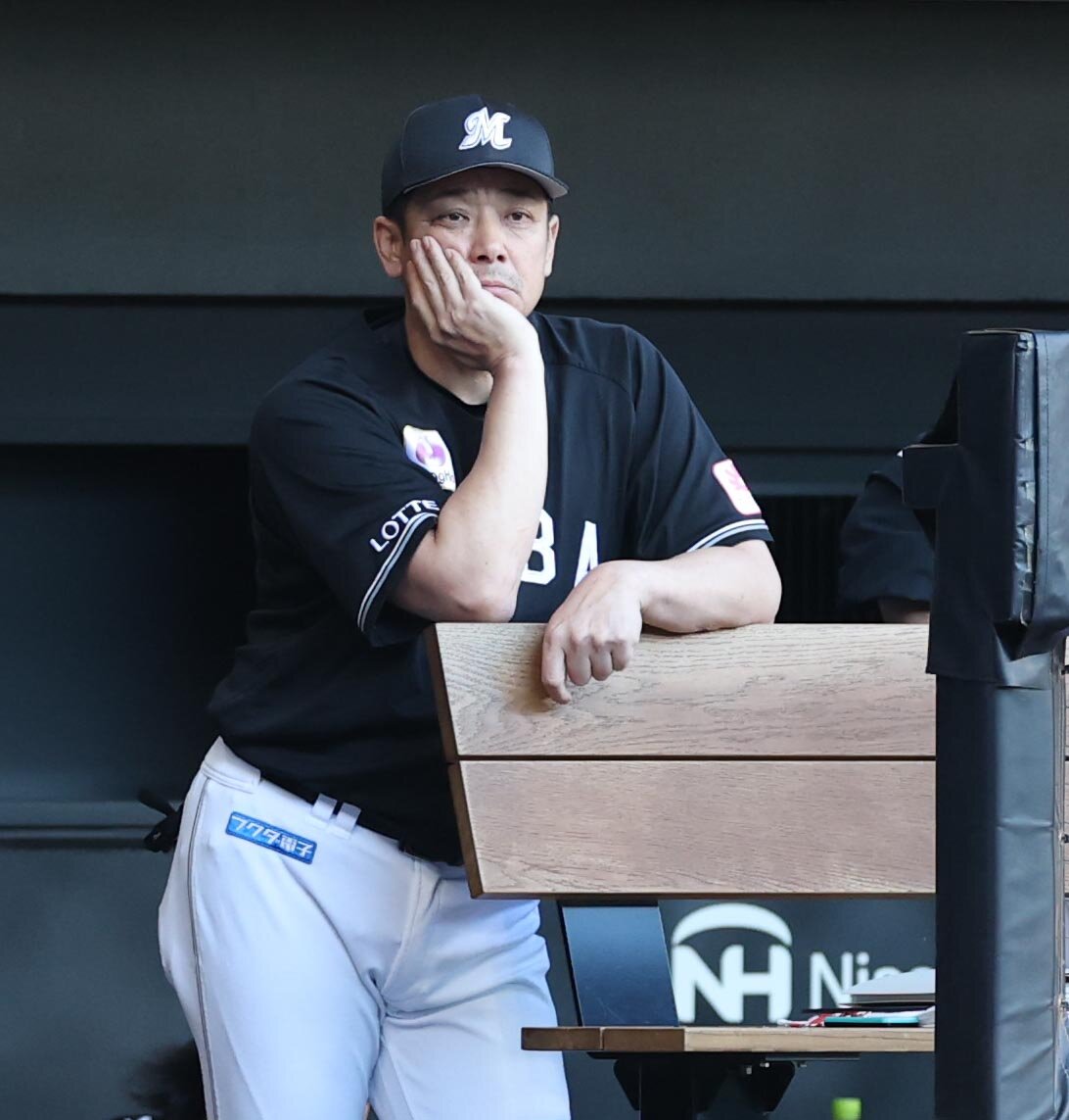 日本ハム対ロッテ　試合を見つめるサブロー監督（撮影・黒川智章）