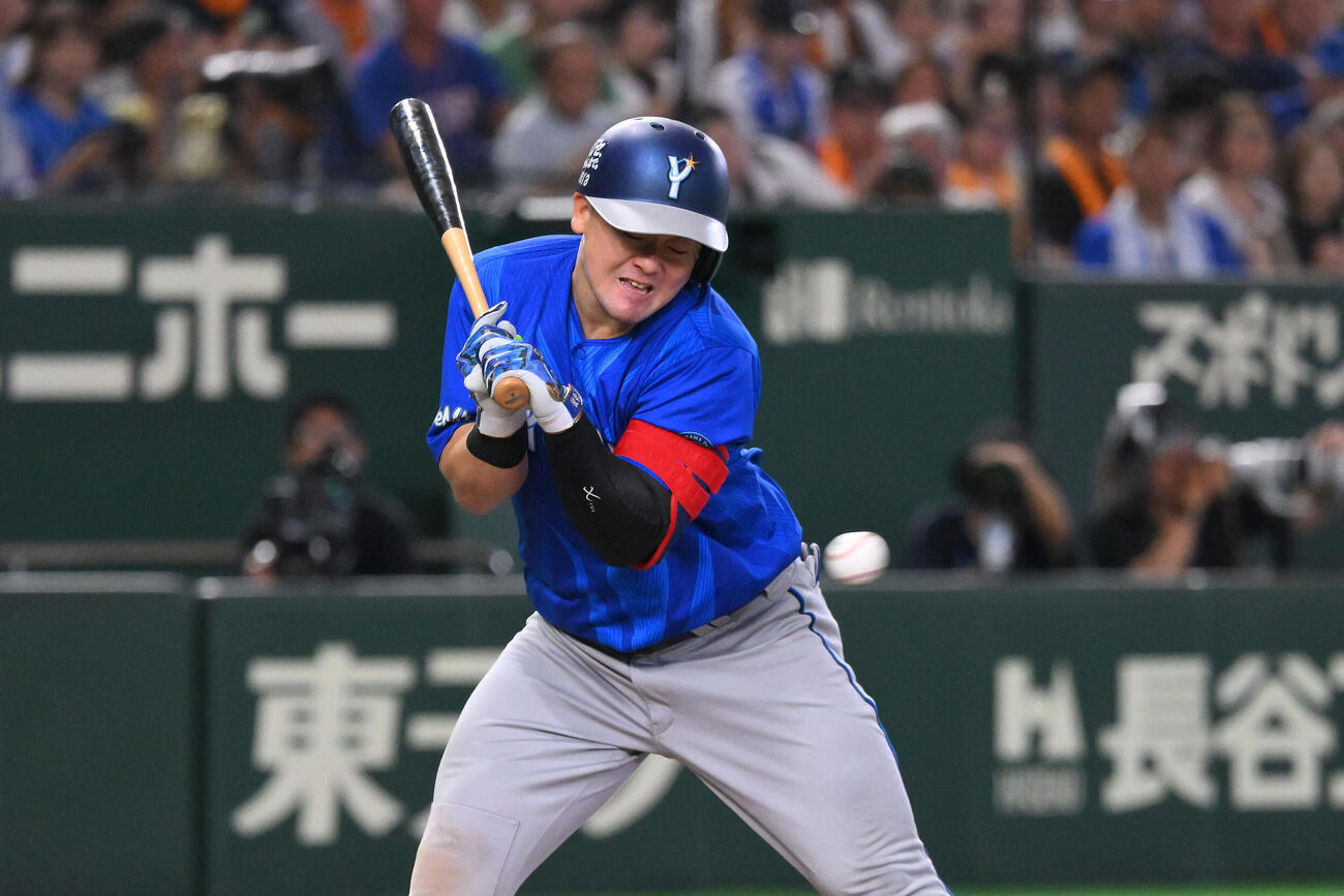 巨人対DeNA 8回表DeNA1死一塁、死球を受ける牧秀悟（撮影・滝沢徹郎）