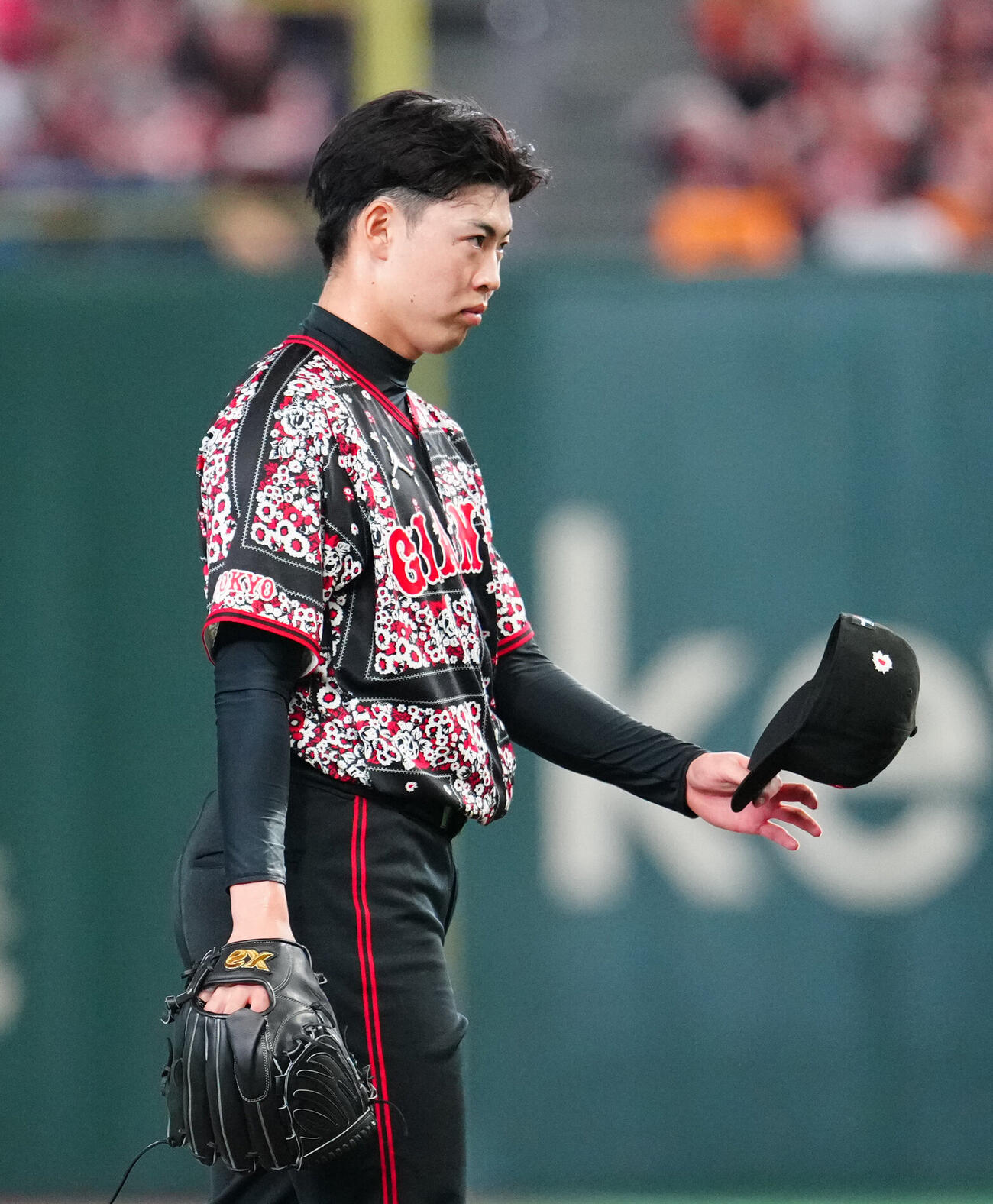 巨人対DeNA 8回表DeNA1死一塁、牧秀悟に死球を与え、謝罪する森田駿哉（撮影・江口和貴）