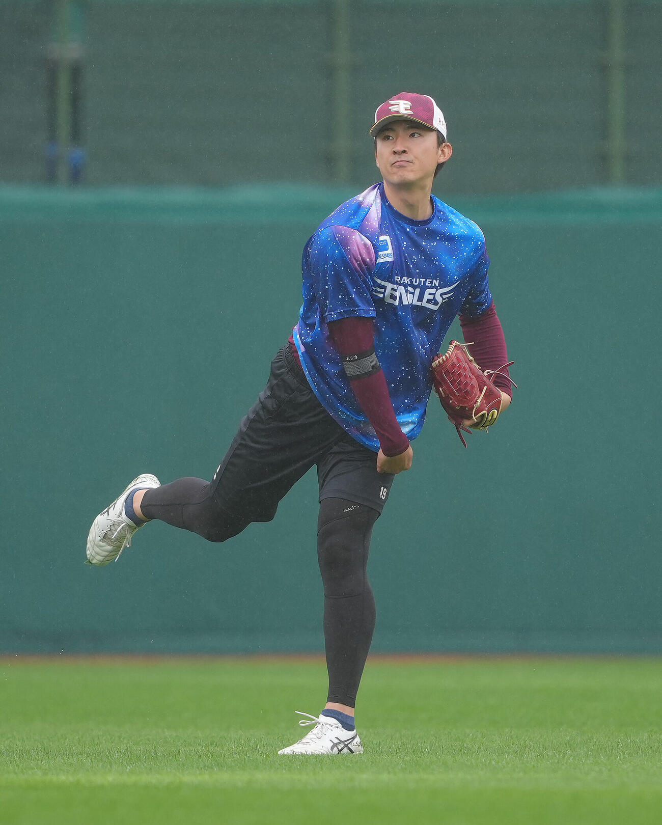 楽天対ソフトバンク　調整する楽天荘司康誠（撮影・足立雅史）