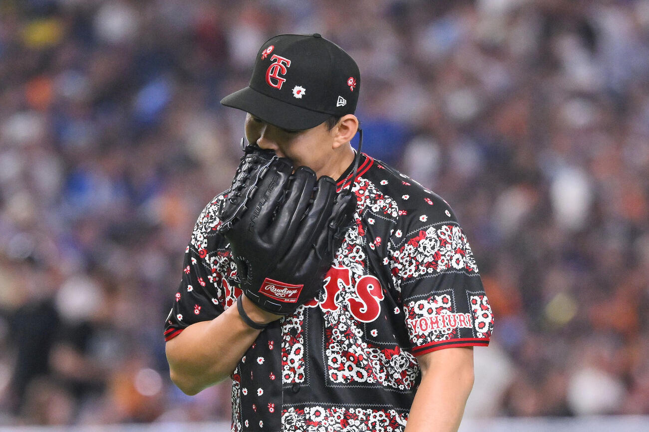 巨人対DeNA 6回表に2失点した巨人先発の小笠原慎之介はグラブの中でさけぶ（撮影・滝沢徹郎）
