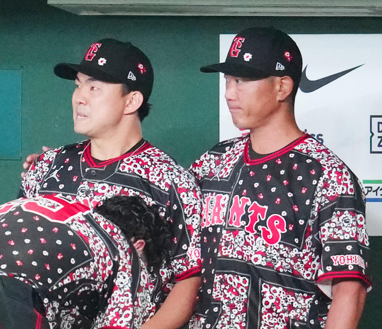 巨人対DeNA 7回表終了後、ベンチで巨人内海哲也投手コーチ（右）からねぎらいを受ける先発の小笠原慎之介（撮影・江口和貴）