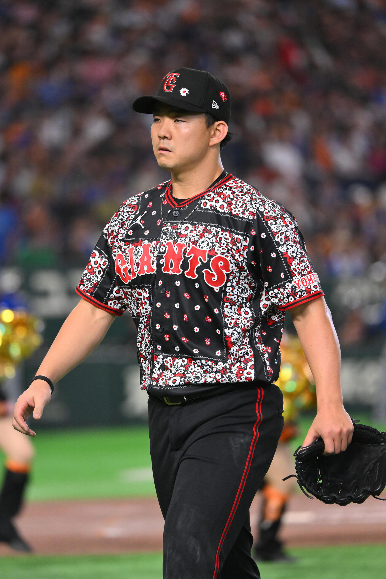 巨人対DeNA 7回表を投げ終えた巨人先発の小笠原慎之介は厳しい表情で引き揚げる（撮影・滝沢徹郎）
