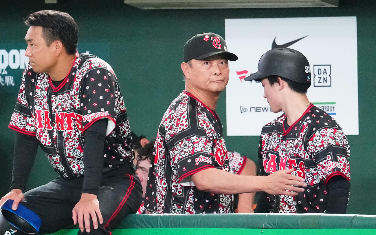 巨人対DeNA 7回表終了後、ベンチで巨人先発の小笠原慎之介をねぎらった橋上秀樹監督代行（中央）（撮影・江口和貴）