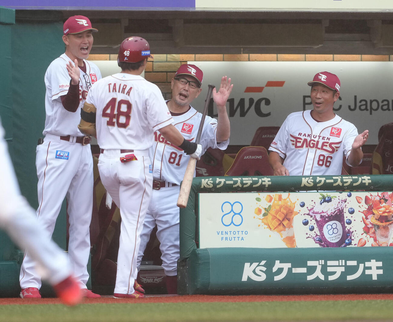 楽天対ソフトバンク　3回裏楽天無死、平良竜哉（左から2人目）は先制本塁打を放ち吉井理人監督（同3人目）とタッチを交わす（撮影・足立雅史）
