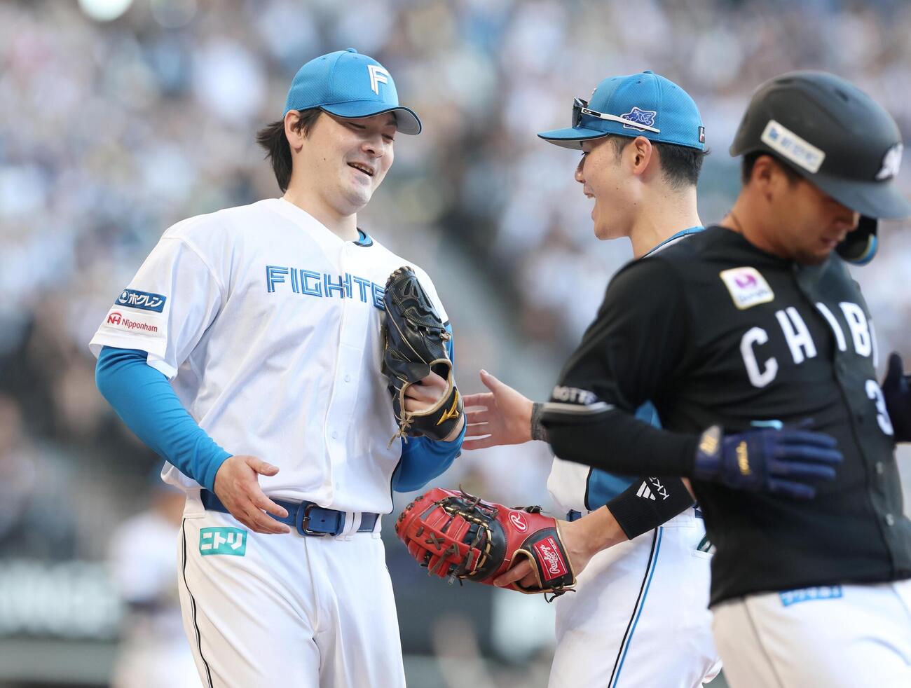 日本ハム対ロッテ　9回表ロッテ2死、井上広大を一ゴロにとり笑顔の有原航平（左）（撮影・黒川智章）