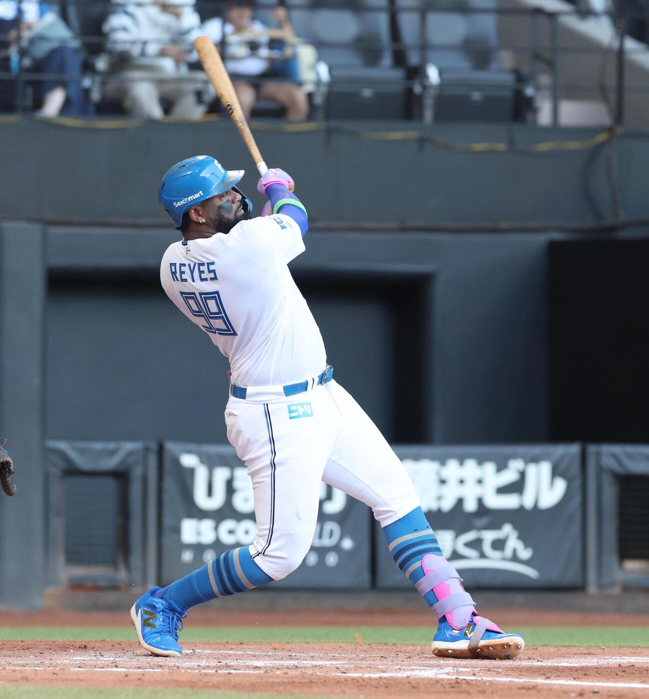 日本ハム対ロッテ　3回裏日本ハム2死一塁、2点本塁打を放つレイエス（撮影・黒川智章）