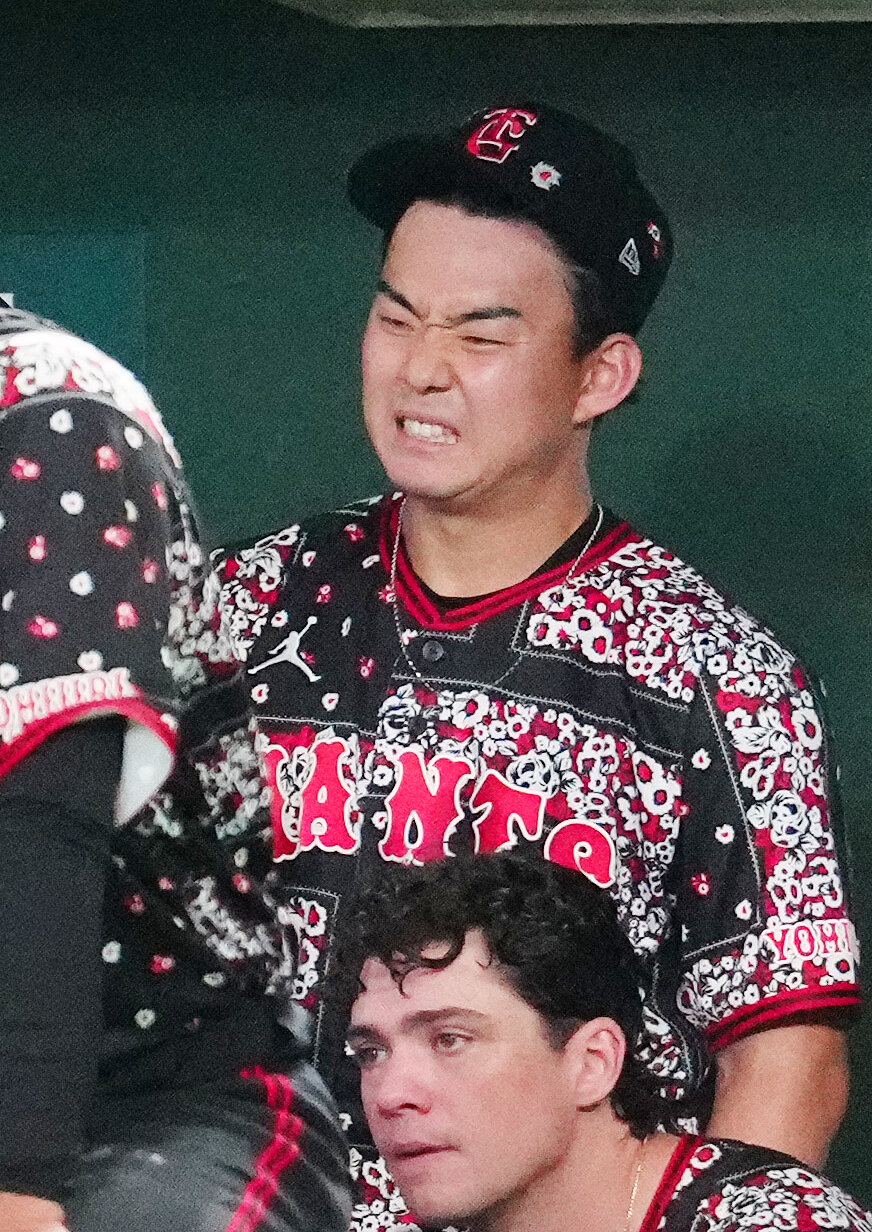 巨人対DeNA 7回表終了後、ベンチで巨人橋上秀樹監督代行からねぎらいを受け、厳しい表情を見せる先発の小笠原慎之介（撮影・江口和貴）