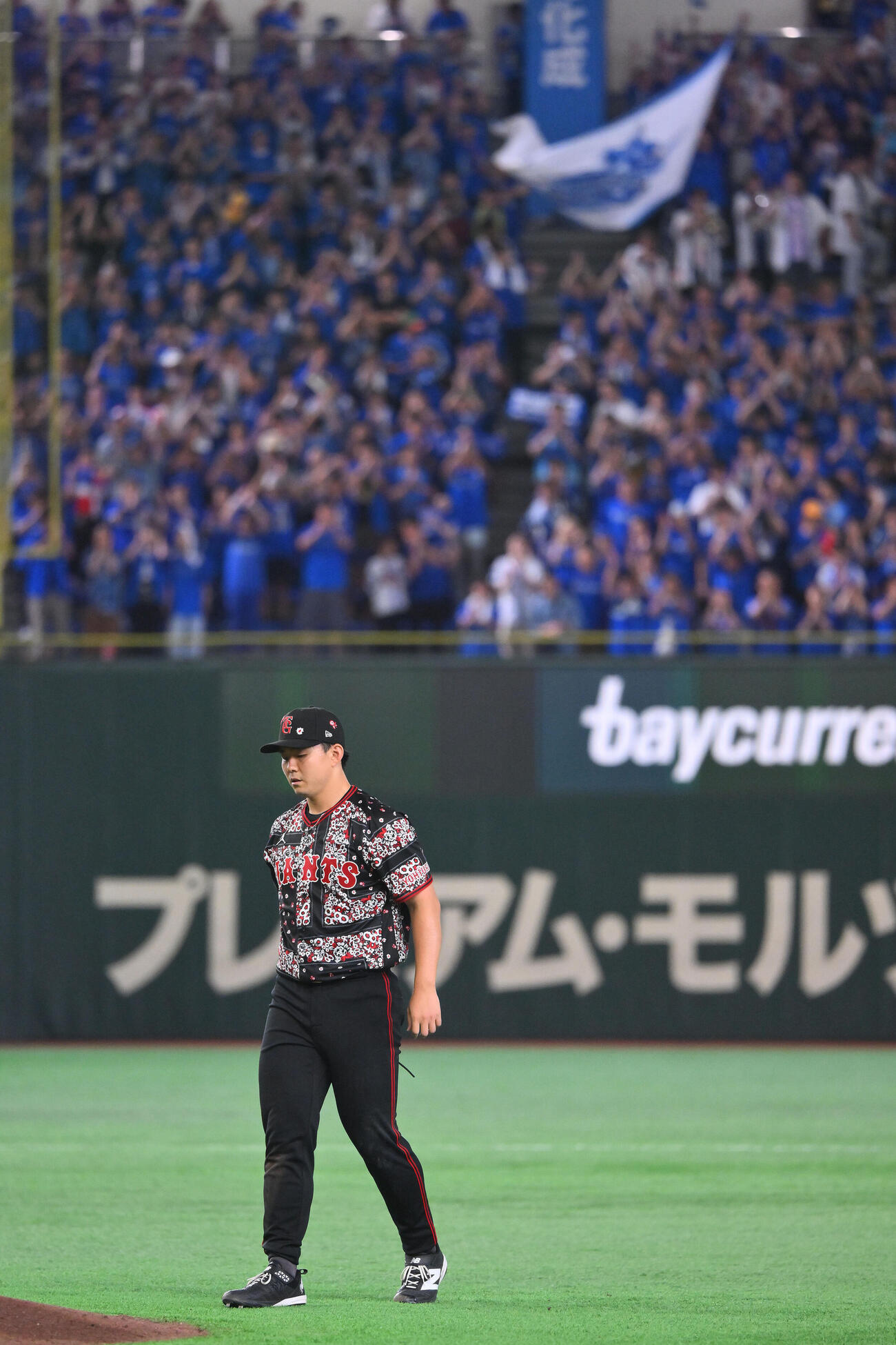 巨人対DeNA 6回表DeNA無死一、三塁、ヘラル・エンカーナシオンに犠飛を許した小笠原慎之介（撮影・滝沢徹郎）