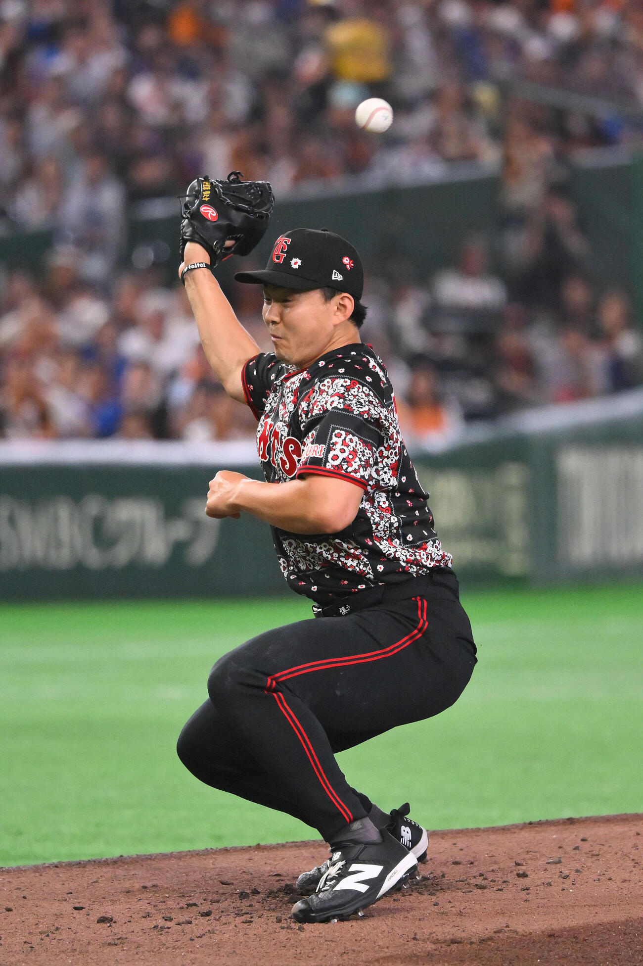巨人対DeNA 2回表DeNA2死、松尾汐恩の打球にグラブを伸ばす小笠原慎之介（撮影・滝沢徹郎）